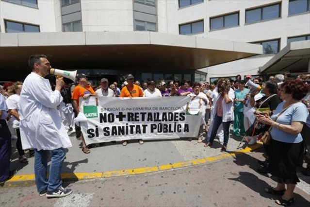 personal-sanitari-protesta-contra-les-retallades-sanitat-publica-per-part-generalitat-les-portes-lhospital-bellvitge-juliol-del-2014-1442775309006